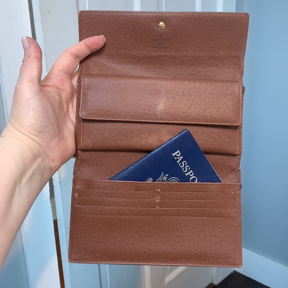 2011 authentic Louis Vuitton international wallet - poor edges and corners - Picture 6 of 16